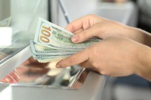 Гривня в обмінниках Києва зміцнилася на 40 копійок