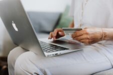 Клієнти “Укрпошти” тепер можуть сплачувати вартість доставки онлайн