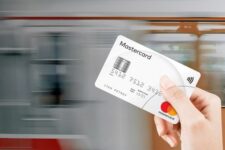 Mastercard та Ощадбанк запустили безготівкову оплату проїзду у Полтаві