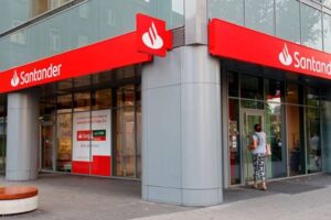 Рахунок для біженців з України без комісій: іспанський банк запустив нову програму