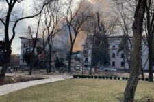Российские оккупанты сбросили бомбу на Мариупольский драматический театр
