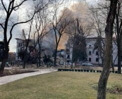 Російські окупанти скинули бомбу на Маріупольський драматичний театр