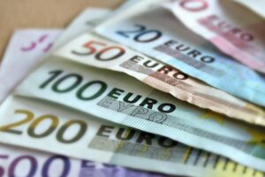 Українські біженці в Європі зможуть міняти гривню за курсом НБУ — Reuters