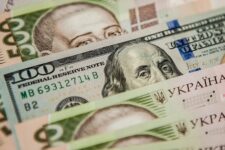 НБУ вернул требование о декларации валютных ценностей стоимостью до десяти тысяч евро