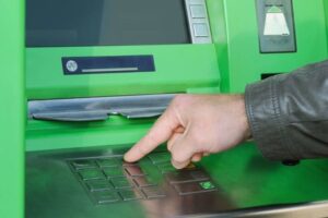 Безліміт на шопінг за кордоном: ПриватБанк поновив умови використання карток