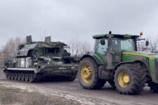 Украинские фермеры продают настоящие российские танки в виде NFT