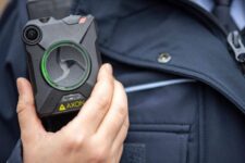 Українські правоохоронці отримали боді камери для оцифрування військових злочинів РФ