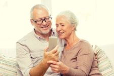 Акція Укрпошти: безкоштовні мобільні телефони для людей похилого віку