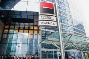 Великий французький банк згортає свою діяльність у РФ