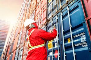 Експорт українських товарів скоротився вдвічі, імпорт — більш ніж утричі — Мінекономіки