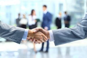 Українці повертаються до роботи: скільки людей готові поміняти сферу діяльності та місце проживання