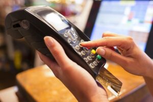 Стало відомо, скільки грошей отримали українці в березні через POS-термінали ПриватБанку