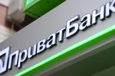 Стабільна робота торгових POS-терміналів Приватбанку дозволила українцям у березні частіше користуватися картками