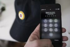 “У меня украли телефон и теперь он в России”. Эксперты рассказали, как защитить свои данные