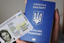 В Україні почнуть одночасно оформляти закордонні паспорти та ID-картки