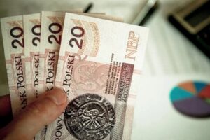 У Польщі підвищать зарплати: як це позначиться на українцях, які працюють у країні