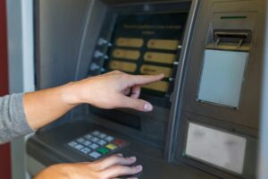 “Картковий туризм”: у Нацбанку розповіли про “сіру” схему ввезення в країну готівкової валюти