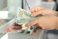 НБУ продав рекордну з початку війни кількість валюти