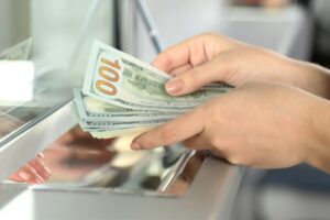 Населення стабілізує гривню. Який курс долара у київських обмінниках