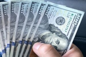 США можуть вилучити з обігу 100-доларові купюри, щоб обнулити накопичення росіян – WSJ