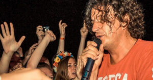 Дочка Кузьми Скрябіна вирішила розлучитися з улюбленою футболкою батька, щоб допомогти ЗСУ