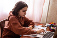 Українські вчителі отримають 43 000 ноутбуків від Google