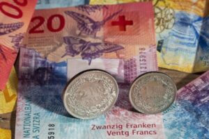 Швейцарські банки почнуть обмінювати готівкову гривню на франки