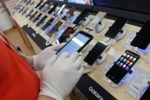 Продаж смартфонів по всьому світу впав до десятирічного мінімуму