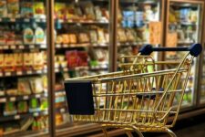Споживчий ринок відновлюється: українці стали частіше купувати їжу та відвідувати кафе
