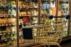 Споживчий ринок відновлюється: українці стали частіше купувати їжу та відвідувати кафе