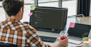 Чоловікам, які працюють в ІТ, можуть дозволити тимчасово залишати територію України