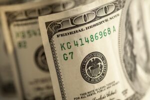 Президент підписав закон про штрафи за несанкціоноване вивезення валюти за кордон