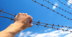 Что делать в случае принудительной депортации на территорию России: рассказываем, как уехать