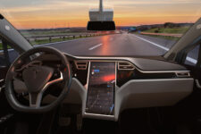Автопилот Tesla отключается за секунду до аварии, чтобы компания могла избежать ответственности