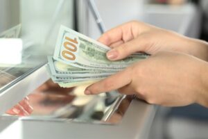 Долар США втрачає позиції у резервах центробанків