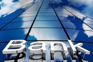 Банки будут информировать госорганы об операциях должников со счетами