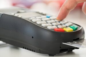 Российские войска на захваченных территориях отключают POS-терминалы украинских банков