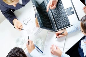 Обвал зарплат продовжується: коли на ринку праці настане “відлига”?