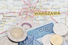 Помощь украинским переселенцам в Польше будет увеличена на 900 злотых