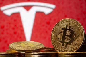 Tesla масово розпродає запаси своїх біткоїнів