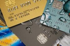 Українцям на окупованих територіях дозволять відкривати банківські картки онлайн