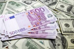 Впервые за 20 лет: курс евро и доллара почти сравнялись