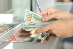 Обмінники перестали виставляти курси валют: у чому причина