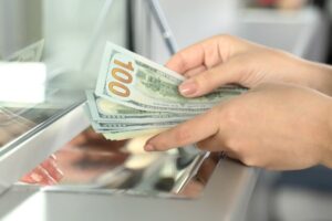 Денежные переводы в Украину достигли довоенного уровня: эксперты назвали причины