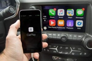 Розплатитись на заправці за допомогою бортового комп’ютера: новий сервіс від Apple