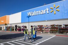 Акции Walmart упали на 10% на фоне рекордного обвала продаж