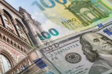 Попит на іноземну валюту в Україні росте: ситуація на валютному ринку