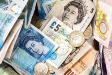 Британці повертаються до готівкових грошей: причина – економічна криза
