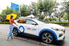 Велика китайська компанія запустила сервіс безпілотного таксі: подробиці