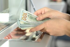 В Нацбанке рассказали, насколько снизился оборот наличных в кассах банков в первом полугодии